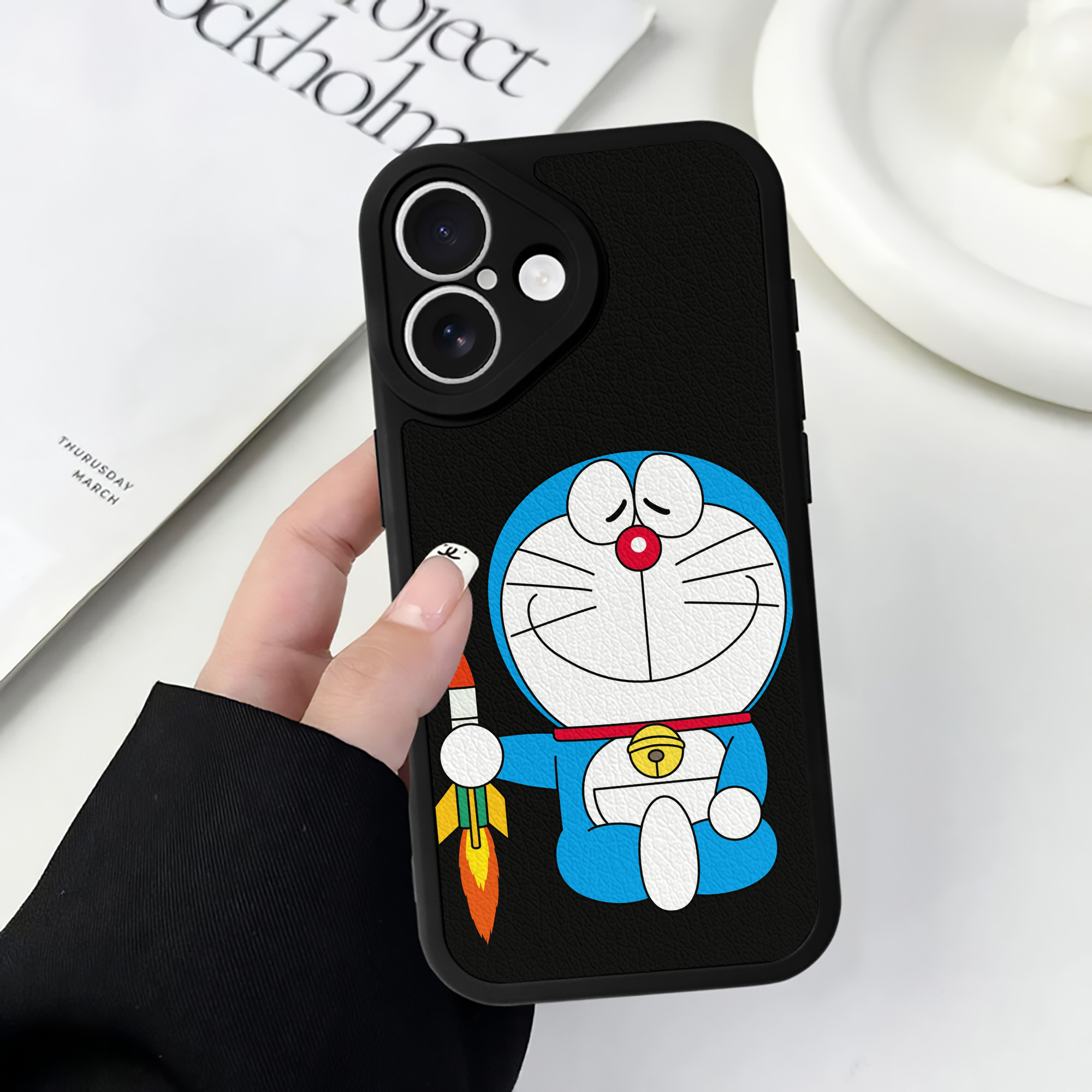 （画像用） ドラえもん Doraemon 【iPhone 16シリーズ対応】シリコンスマホケース（レザー調） 材質：シリコン